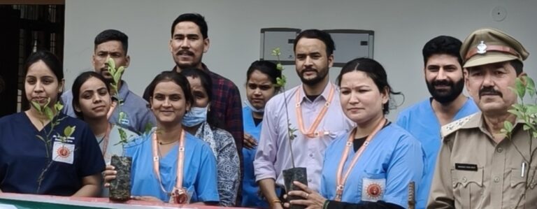 पीपलकोटी : हरेला पर्व पर स्वामी विवेकानंद धर्मार्थ चिकित्सालय में फलदार पौधों का रोपण
