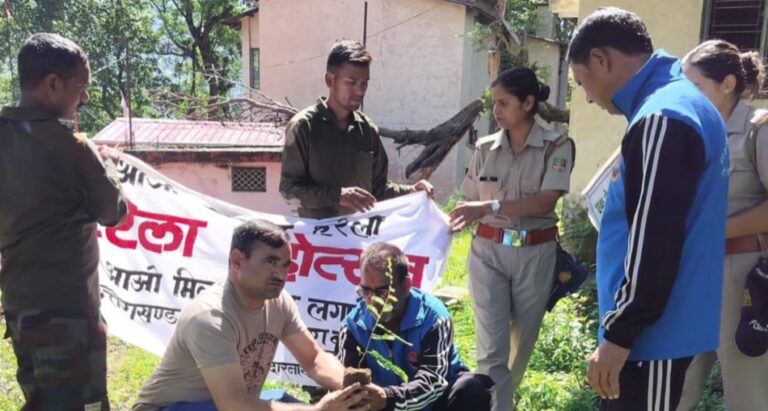 चमोली : कारगिल के अमर शहीदों को श्रद्धांजलि, गौचर में हरेला पर हुआ वृक्षारोपण