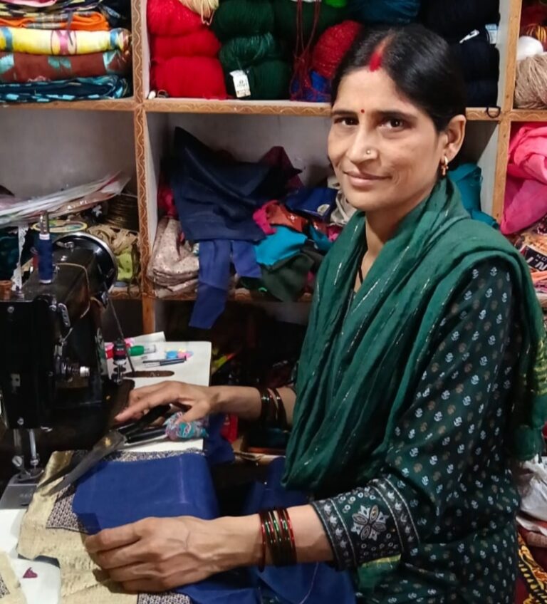 पीपलकोटी : संकल्प ऐसा कि मुश्किलें भी हार गईं, सिलाई मशीन ने बदली अंजलि की जिंदगी