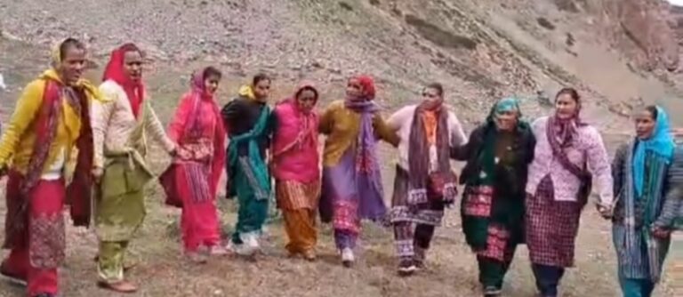 चमोली : बड़ाहोती में गूंजे दाकुड़ी और झुमैलो के स्वर, पार्वती कुंड में बढ़ा तीर्थाटन