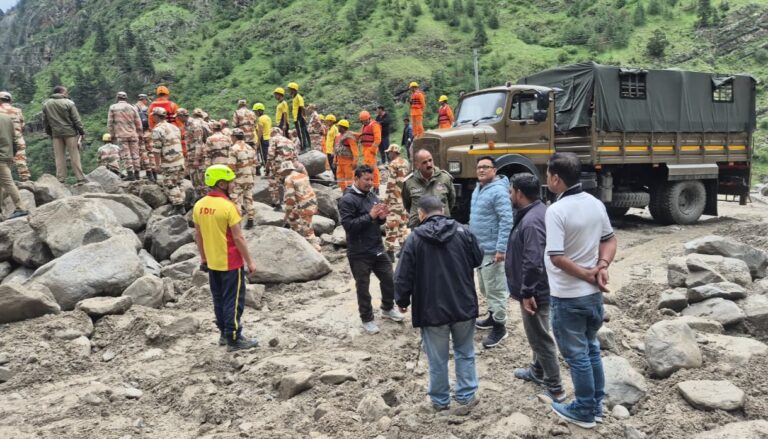 चमोली : भारत – चीन सीमा पर तमक नाले में ह्यूम पाइप डालकर अस्थायी मोटर मार्ग बनाने का काम तेज