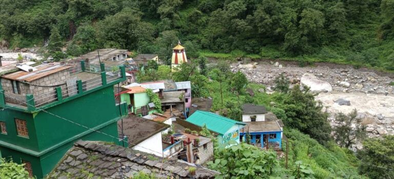 ऊखीमठ : ट्रॉली के सहारे मद्महेश्वर यात्रा, खतरे को देखते प्रशासन ने लगाई रोक