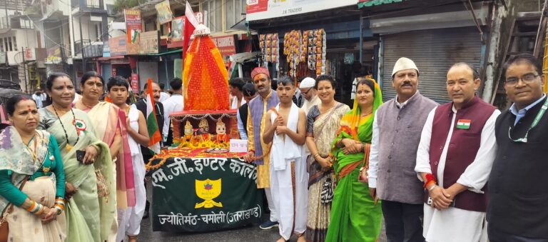 जोशीमठ : ज्योतिर्मठ में दिखा देशभक्ति का जज्बा, प्रभात फेरी में रम्माण और नंदा राजजात की झांकी ने मोहा मन