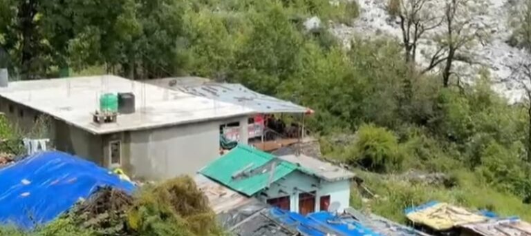 चमोली : भ्यूंडार में चार किमी क्षेत्र में मोबाइल नेटवर्क ठप, टावर लगाने की मांग