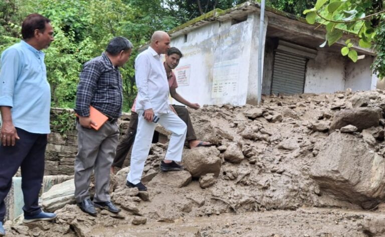 ऊखीमठ : भटवाड़ी के बडेथ तोक में फिर सक्रिय हुआ भूस्खलन, एक मकान व पांच गौशालाएं खतरे में