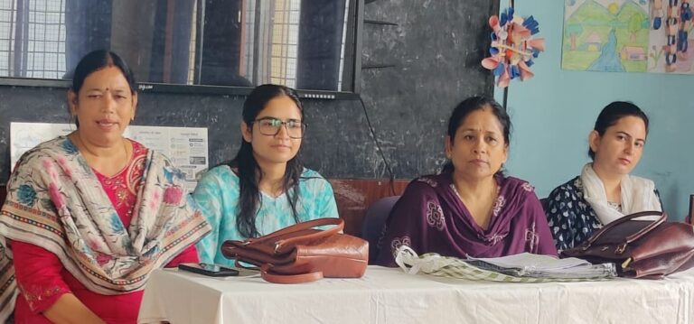 ऊखीमठ : लामगौंडी में छात्राओं को स्वास्थ्य, सुरक्षा और साइबर अपराध से बचाव की जानकारी