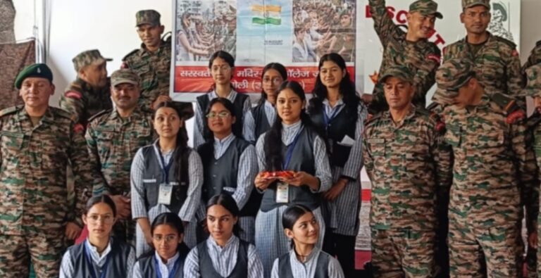 चमोली : सरहद पर तैनात सैनिक भाइयों को बांधा रक्षा सूत्र, गढ़वाल स्काउट पहुंची छात्राएं