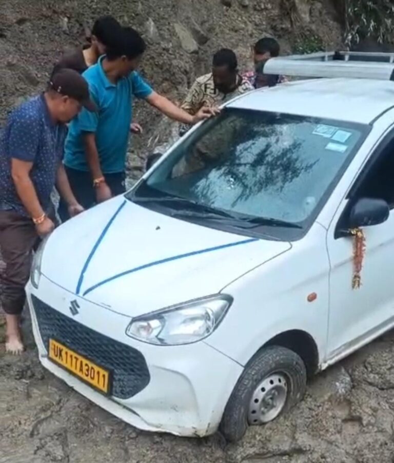 थराली : दलदल में फंसी अल्टो, पिकअप से खींचकर निकाली