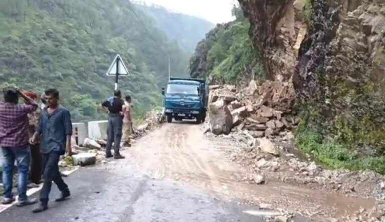 चमोली : बारिश में भी नहीं थमी सिमली-ग्वालदम हाईवे पर रफ्तार
