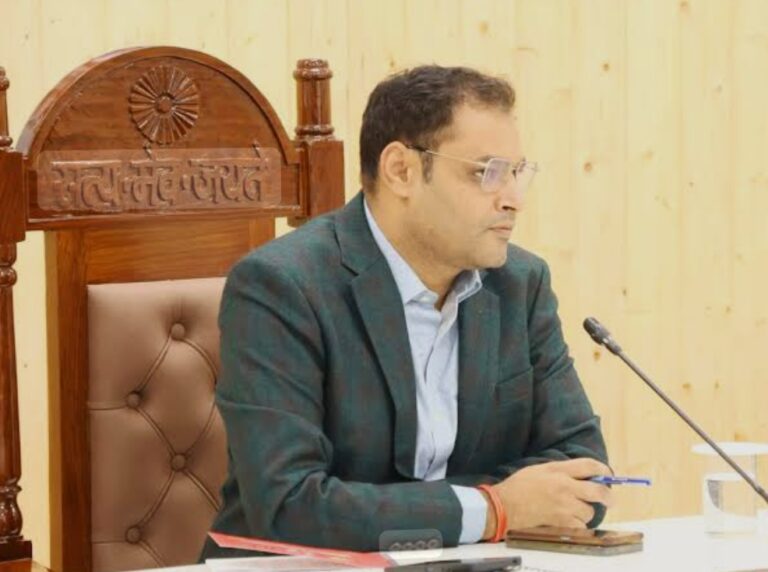 चमोली : सोशल मीडिया पर वायरल वीडियो का डीएम ने लिया संज्ञान, रिश्वत मांगने के आरोपों की होगी जांच