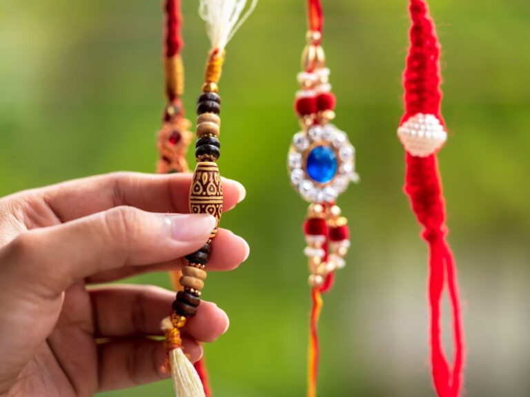 गौचर : त्योहारों में भी ग्राहकों का इंतजार, ऑनलाइन खरीदारी से गौचर के कारोबार पर असर