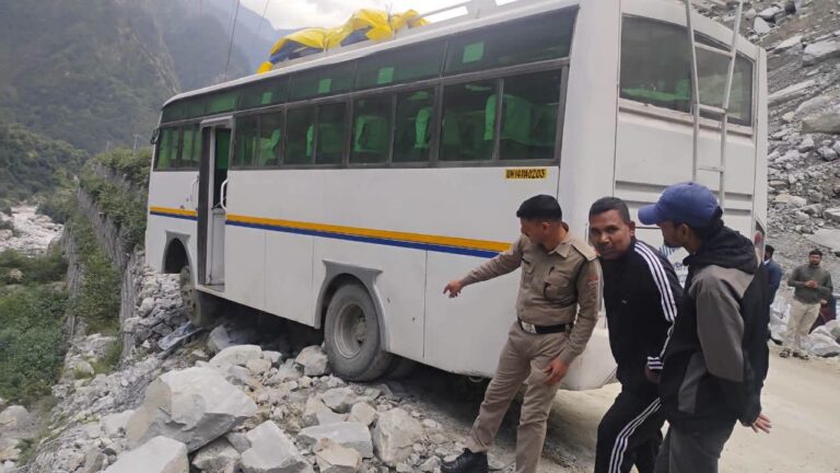 चमोली : लामबगड़ में ब्रेक फेल और स्टेयरिंग लॉक होने से अनियंत्रित हुई बस, 25 यात्री बाल-बाल बचे