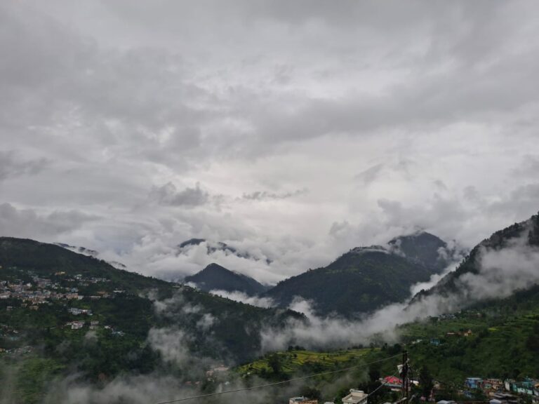 ऊखीमठ : मूसलधार बारिश से केदारघाटी में जनजीवन प्रभावित, बेमौसमी बारिश ने बढ़ाई काश्तकारों की चिंता