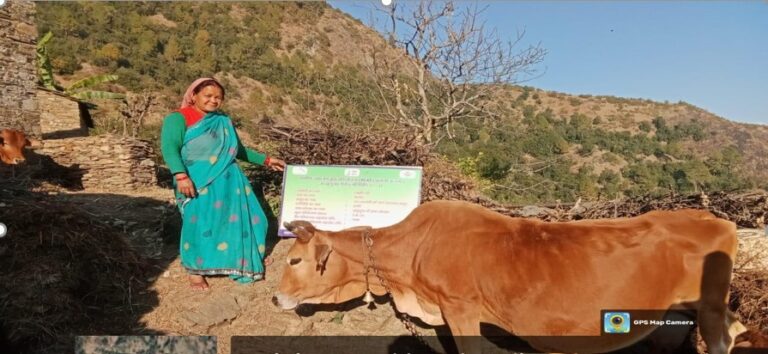 चमोली : दूध बेचकर हर माह 12 हजार रुपये तक कमा रहीं लक्ष्मी देवी