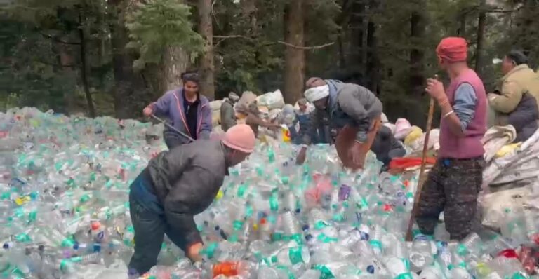 चमोली : हेमकुंड-फूलों की घाटी मार्ग पर 26 हजार बैग कचरा एकत्र