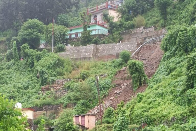 चमोली : नालियां नहीं बनीं, बारिश में दुवा-कांडा मार्ग का मलबा मकानों पर गिरा