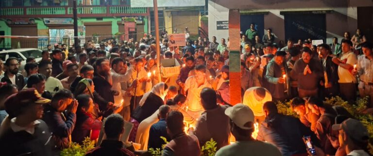 चमोली : कैंडल मार्च निकाल डॉ. कैलाश पुष्वाण को दी भावभीनी श्रद्धांजलि