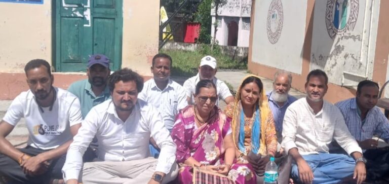 ऊखीमठ : जनसमस्याओं को लेकर बसुकेदार में तीसरे दिन भी धरना, आंदोलन तेज करने की चेतावनी