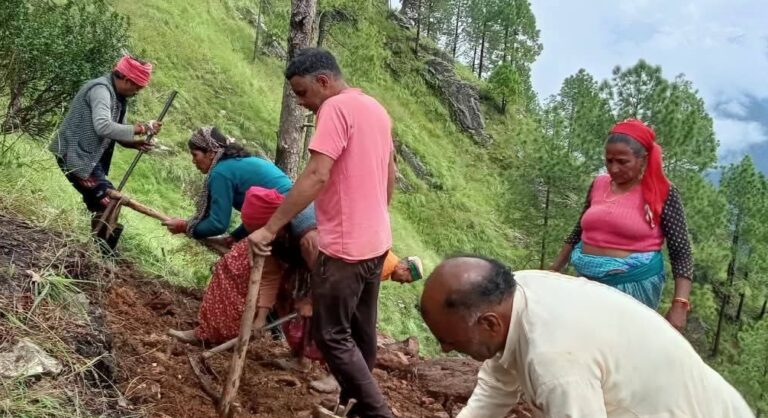 चमोली : सिस्टम की बेरुखी पर भारी पड़ा ग्रामीणों का जज्बा: जब फाइलों के फेर में फंसी सड़क, तो खुद ही खोद डाला पहाड़