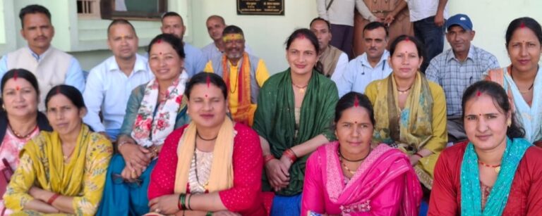 ऊखीमठ : दस सूत्रीय मांगों को लेकर प्रधानों ने की तालाबंदी