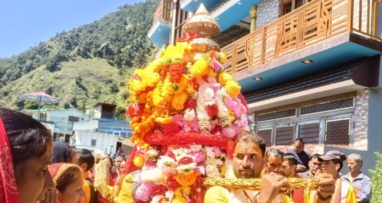 ऊखीमठ : नम आंखों से उषाडा से विदा हुईं मां चामुण्डा, हूण्डू में पुष्पवर्षा से भव्य स्वागत