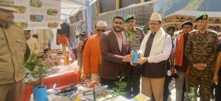 बदरीनाथ : सीएम धामी ने नंदा देवी राष्ट्रीय पार्क के स्टॉल का किया अवलोकन