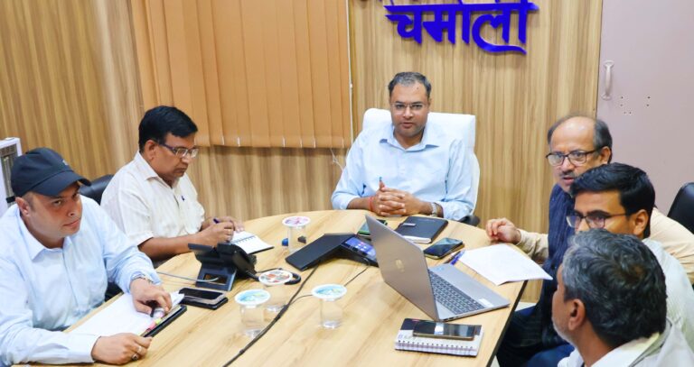 गोपेश्वर : 15 अक्टूबर तक गड्ढामुक्त होंगी चमोली की सभी सड़कें