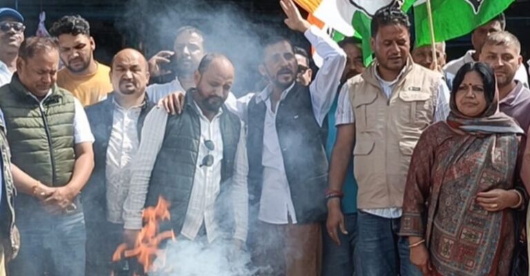 गोपेश्वर : एसआईआर के विरोध में कांग्रेस ने फूंका सीईसी का पुतला