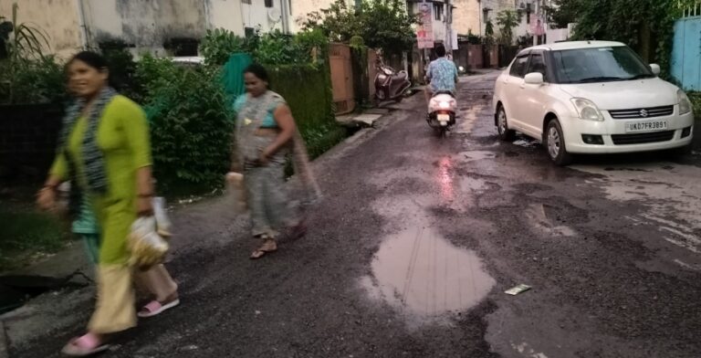 देहरादून : धामी के गड्ढामुक्त सड़क अभियान की खुली पोल, धर्मपुर में गड्ढों में भरी बारिश की धार