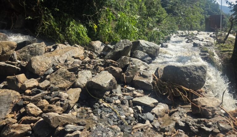 चमोली : हिम ऊर्जा परियोजना के ओवरफ्लो से सड़क क्षतिग्रस्त, 15 लाख से अधिक नुकसान का आकलन