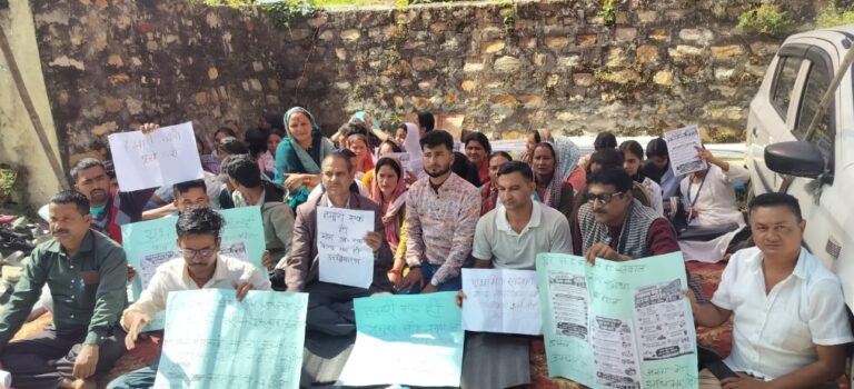 चमोली : नारायणबगड़ अस्पताल की बदहाली पर आर-पार की लड़ाई, चौथे दिन भी जारी रहा धरना; पूर्व विधायक ने दिया समर्थन