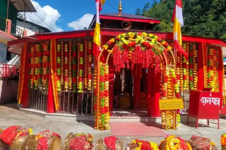 ऊखीमठ : कालीमठ में उमड़े श्रद्धालु, 10 कुंतल फूलों से सजा मां का दरबार